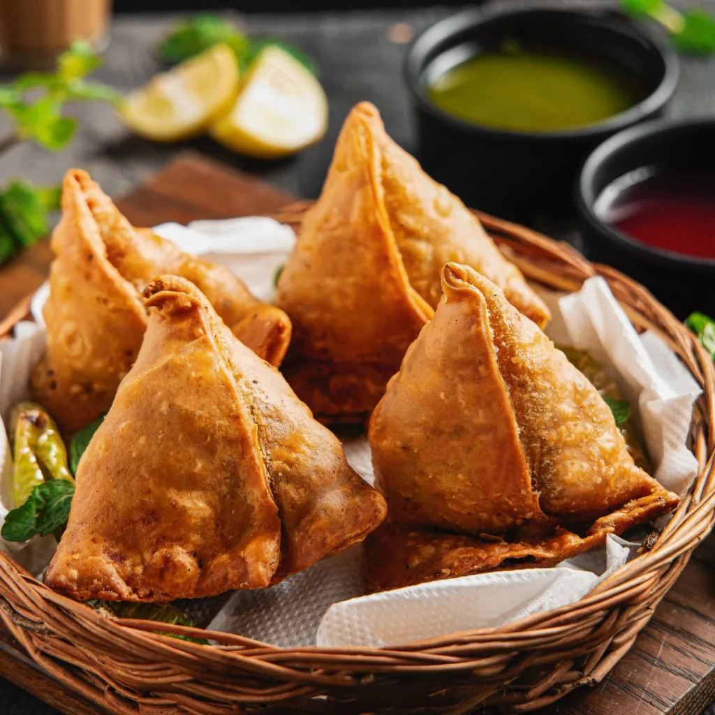 Indian samosa served with assorted chutneys